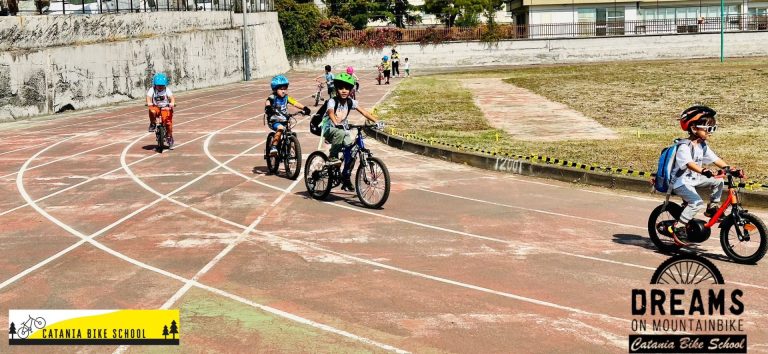 Bambini a scuola di ciclismo