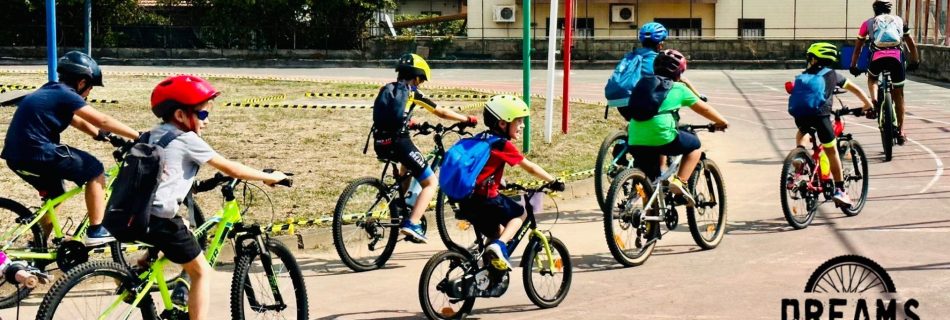 Bambini a scuola di ciclismo
